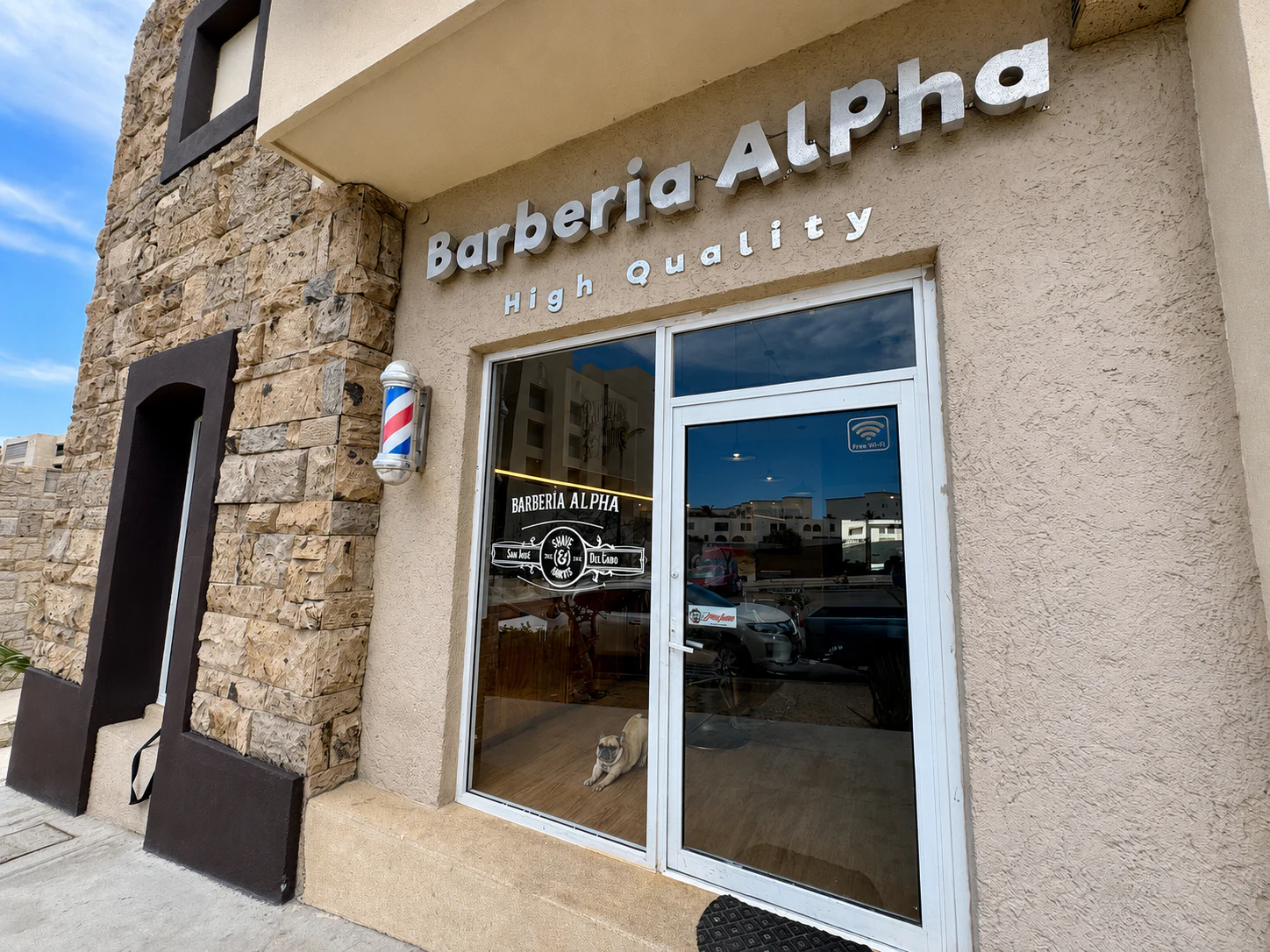 Fachada de Alpha Barber en San José del Cabo