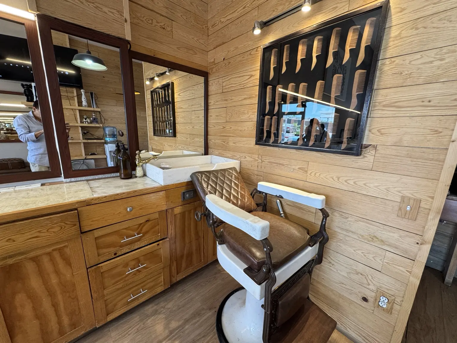 Interior de Alpha Barber en San José del Cabo