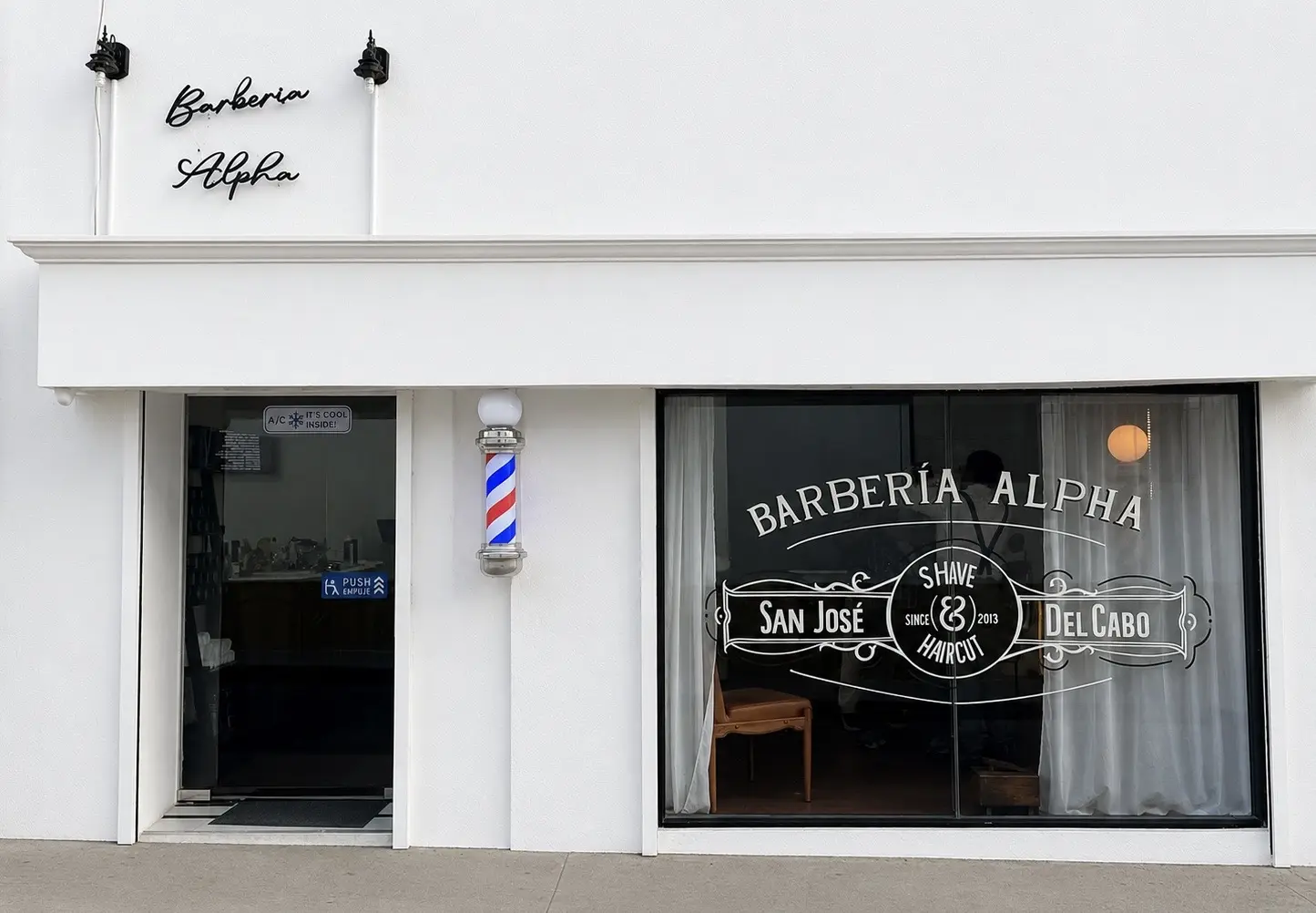 Fachada renovada de Alpha Barber 3
