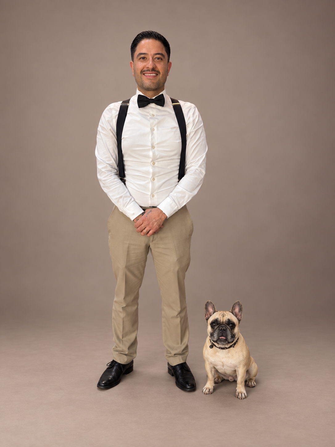 Retrato de cuerpo completo de Kike junto a su perro