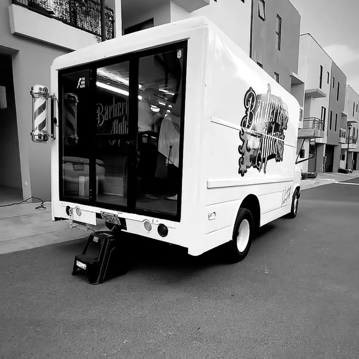Vista trasera del Alpha Barber Truck