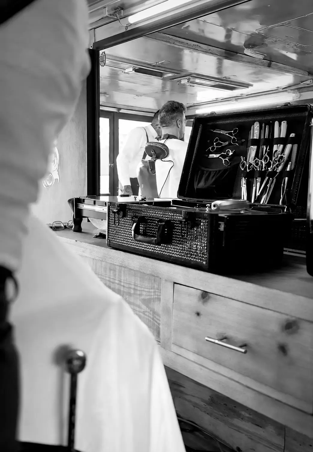 Servicio de barbería dentro del Alpha Truck